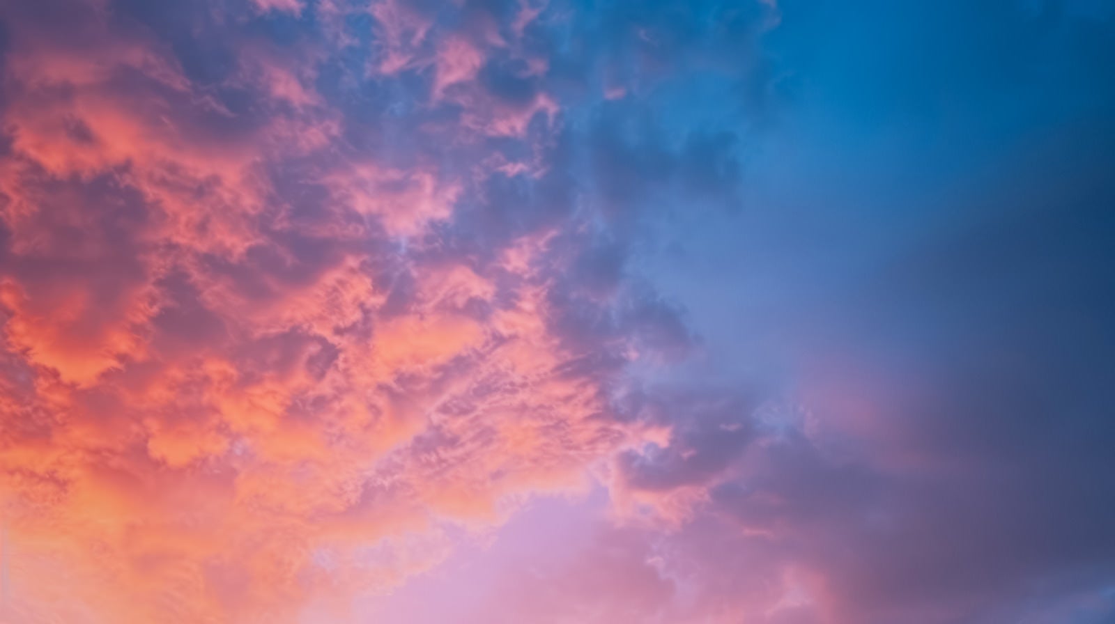 「夕暮れの薄紫色の雲」の写真