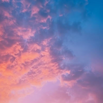 夕暮れの薄紫色の雲の写真