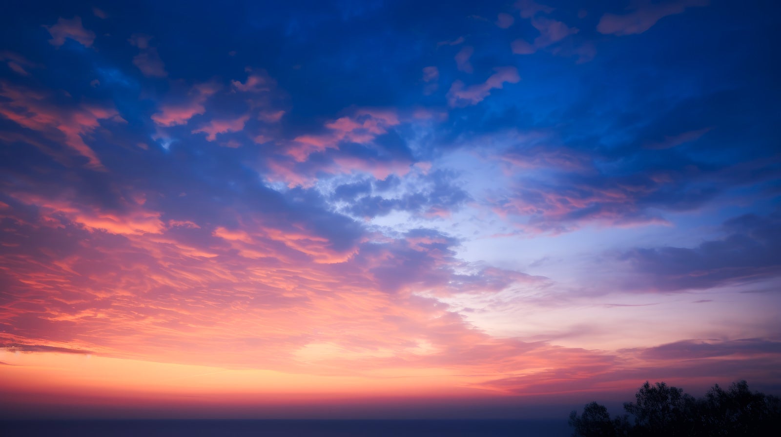 「夕焼け空と黄昏時」の写真