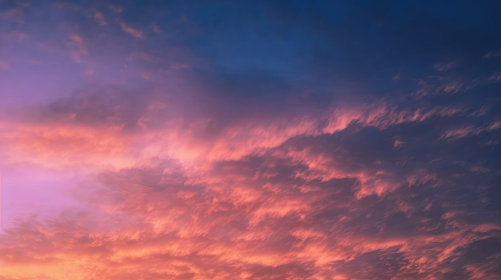 「パステルカラーの夕焼け雲」の写真