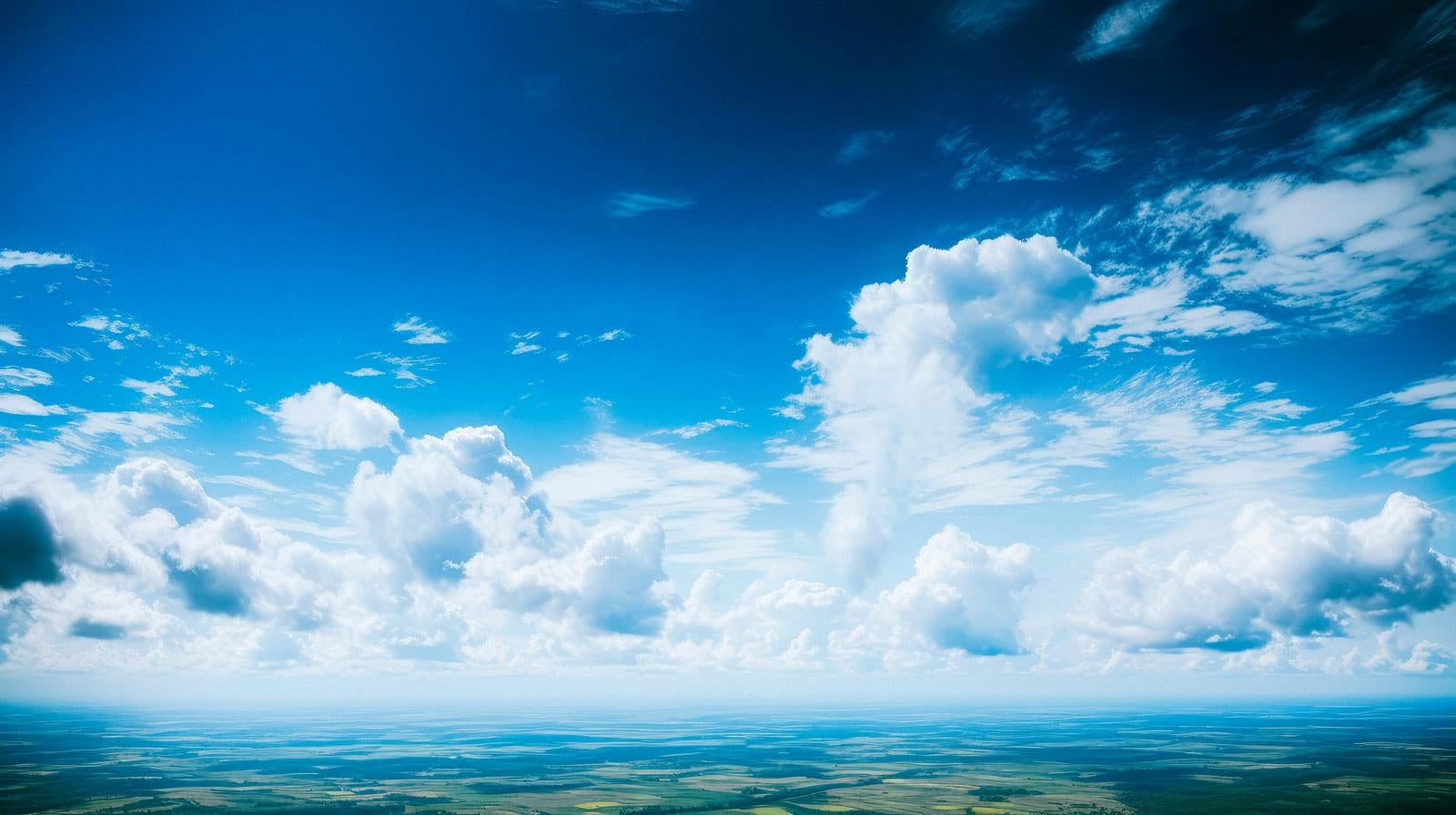 「青空に広がる入道雲」の写真