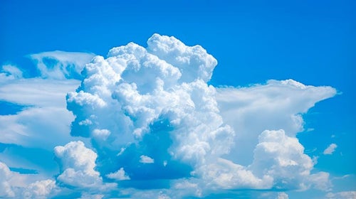 空高い入道雲の写真