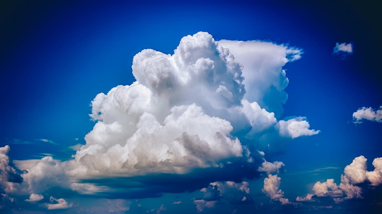 「大きな積乱雲が浮かぶ」の写真