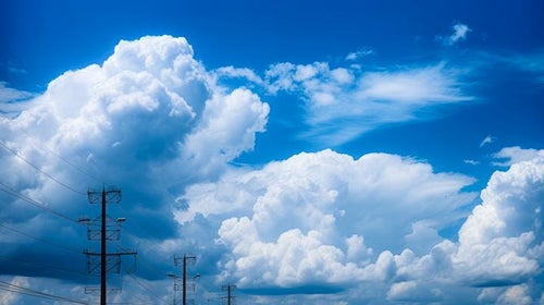 夏日の大きな積乱雲と電柱の写真
