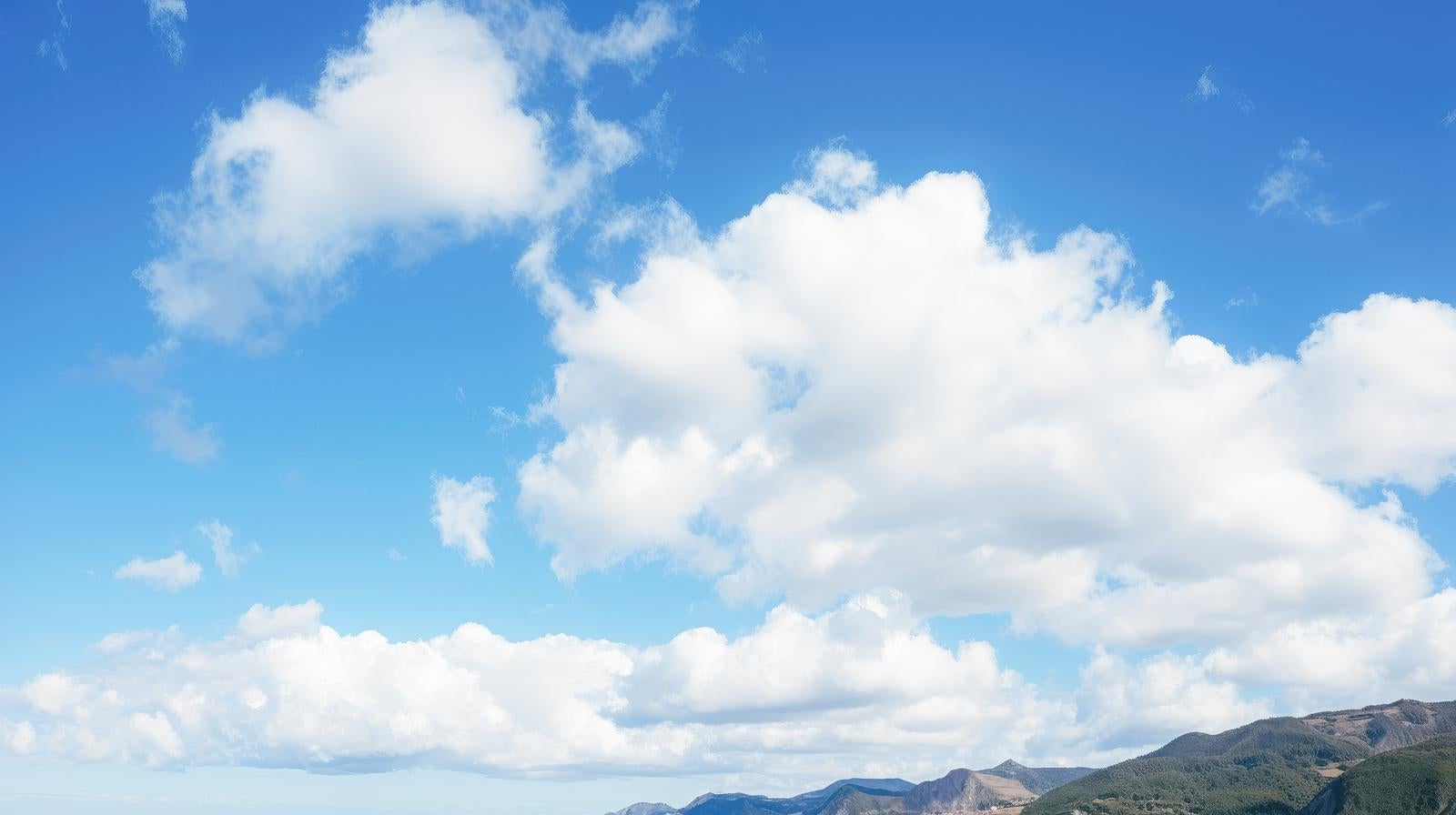 「青空に浮かぶ大きな雲」の写真