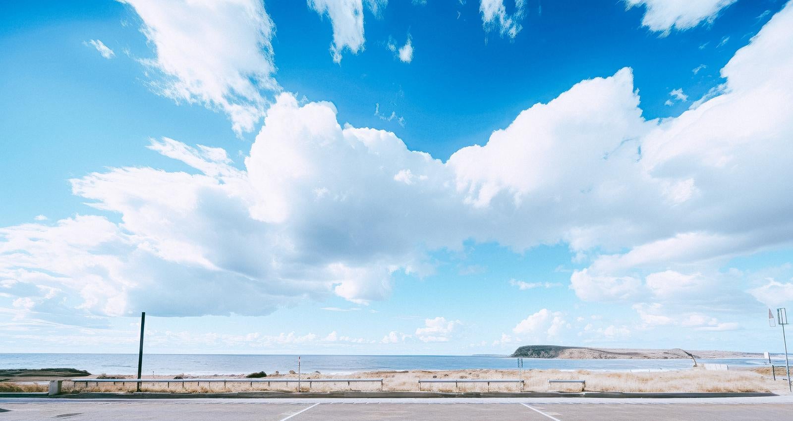「海岸前の広場と広がる青空」の写真