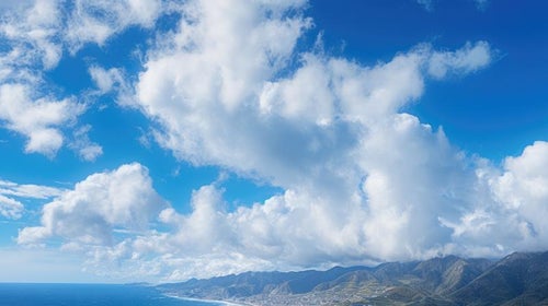 島の上に停滞する入道雲の写真