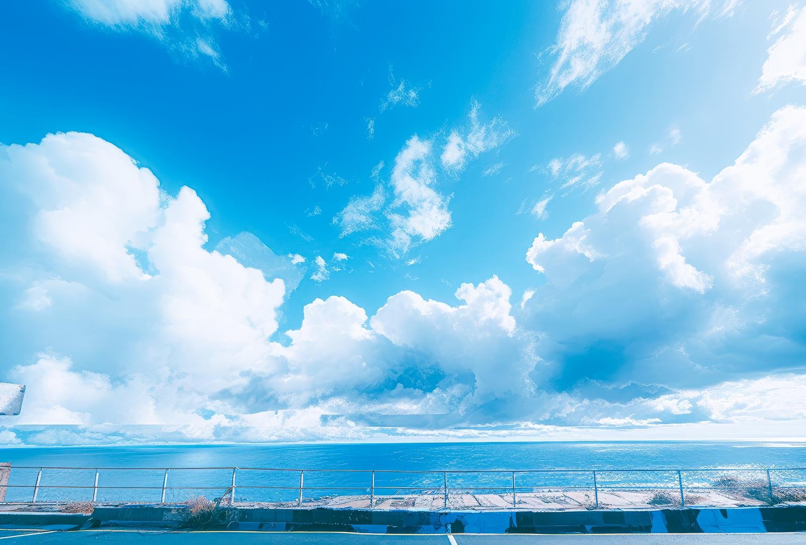 「海岸沿いのパーキングから眺める青い空と海」の写真