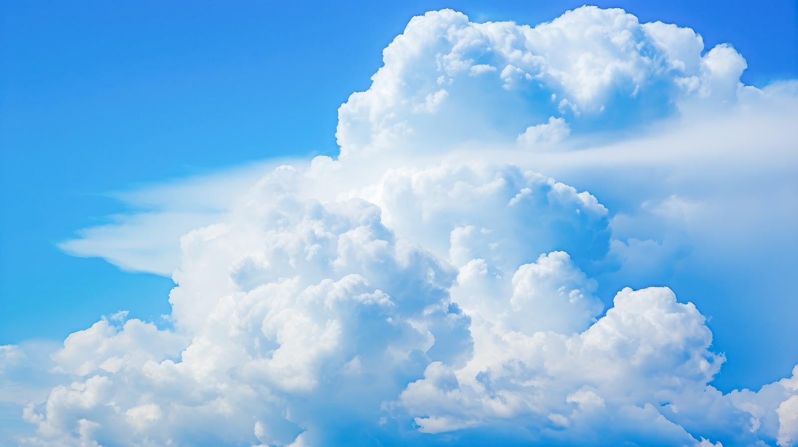「夏の日の入道雲（積乱雲）」の写真