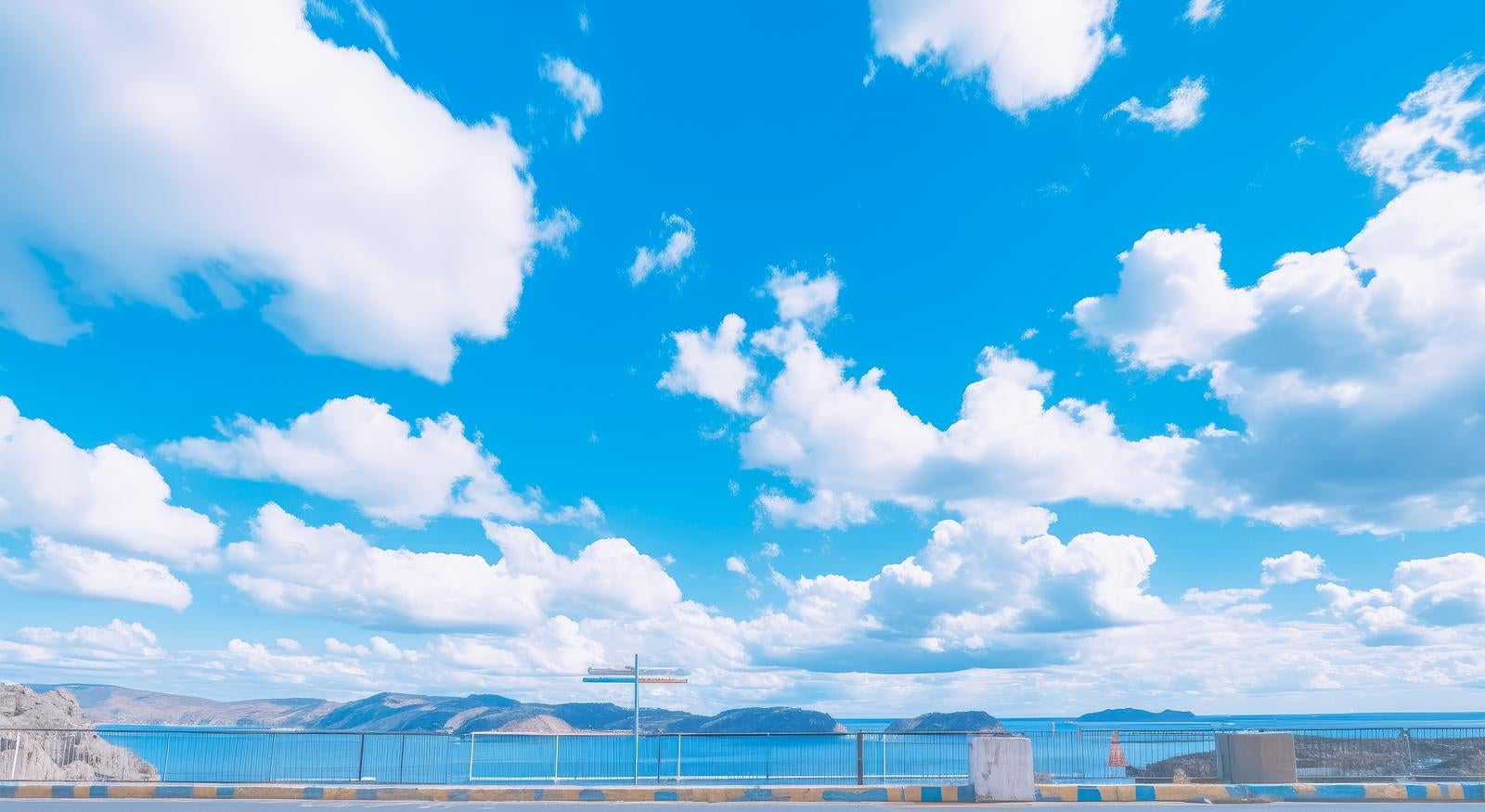 「展望台から眺める青空と海」の写真