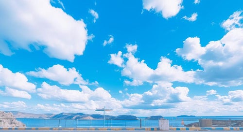 展望台から眺める青空と海の写真