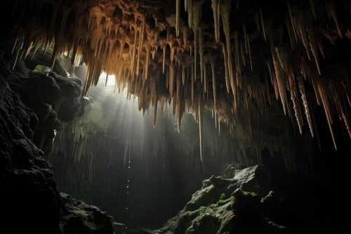 鍾乳洞の雫と光芒が照らす鍾乳石の物語の写真