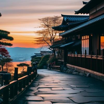 夜明けと日本家屋風の建物の写真