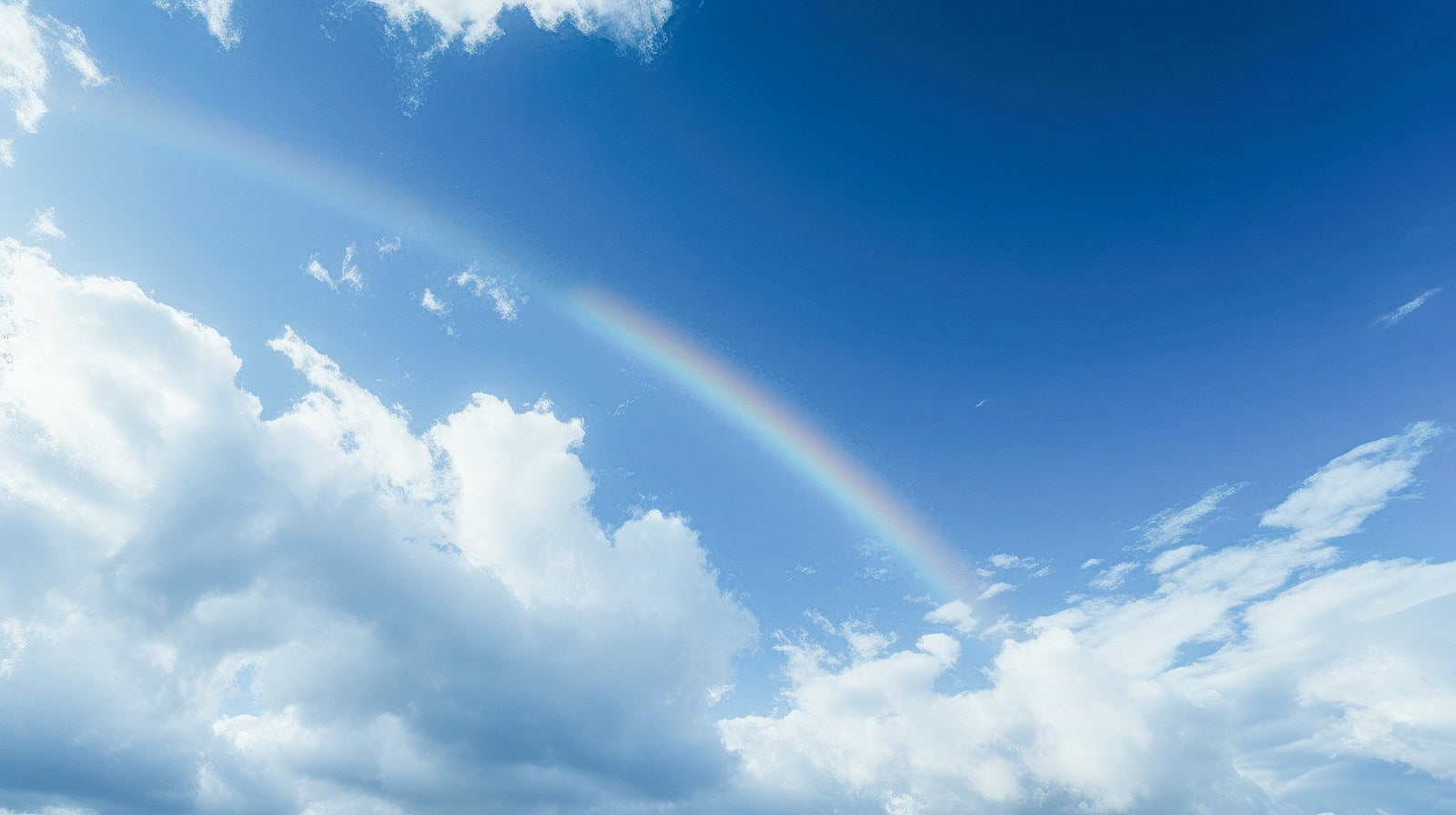 「薄っすらと虹がかかる青空」の写真