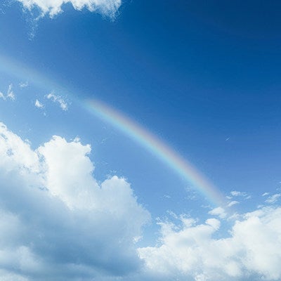 薄っすらと虹がかかる青空の写真