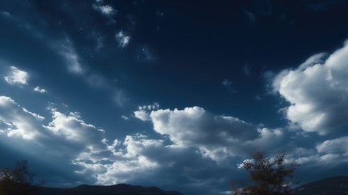 雲の合間から見える星空の写真