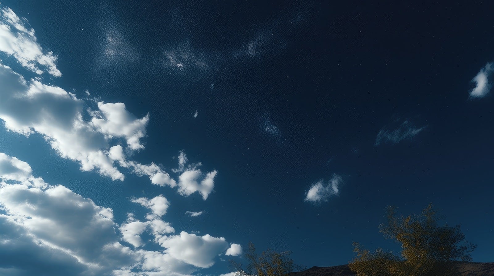「雲が切れた深い空の色」の写真