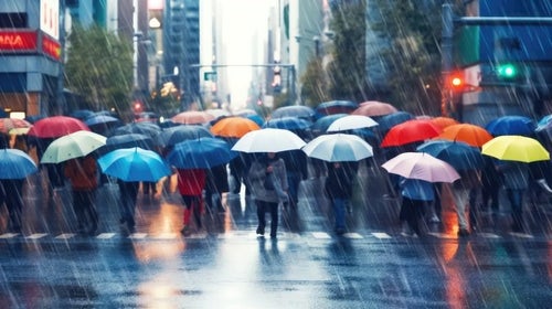 傘をさした集団の写真