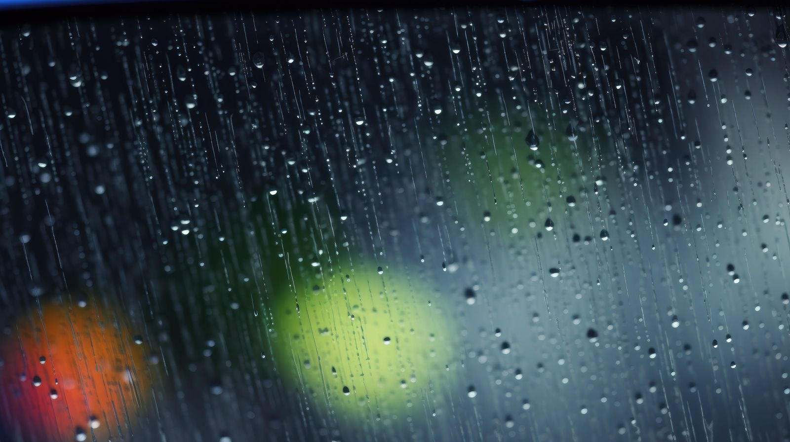 「雨が降った窓と流れる水滴」の写真