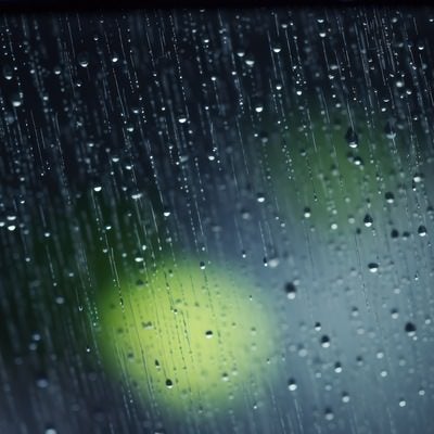 雨が降った窓と流れる水滴の写真
