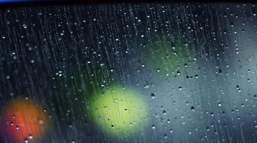 雨が降った窓と流れる水滴の写真