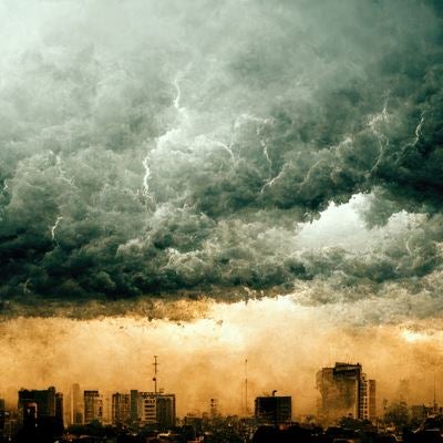 霞んだ街と雷雲の写真