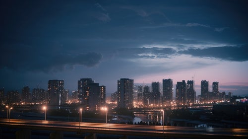 天気が崩れはじめた夕暮れの都会の写真