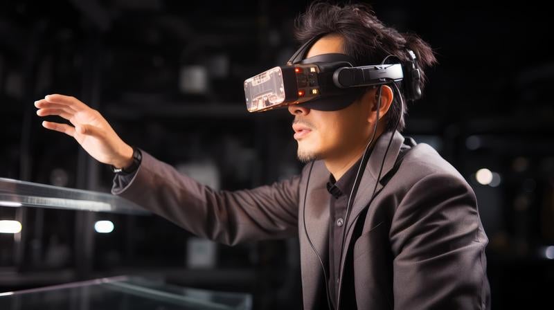VRを装着するビジネスマンの写真