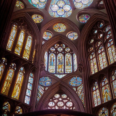 ステンドグラスの聖堂建物の写真