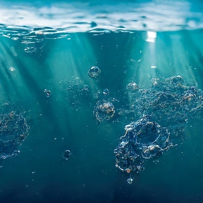 ゴポゴポ気泡が浮かぶ水面の写真