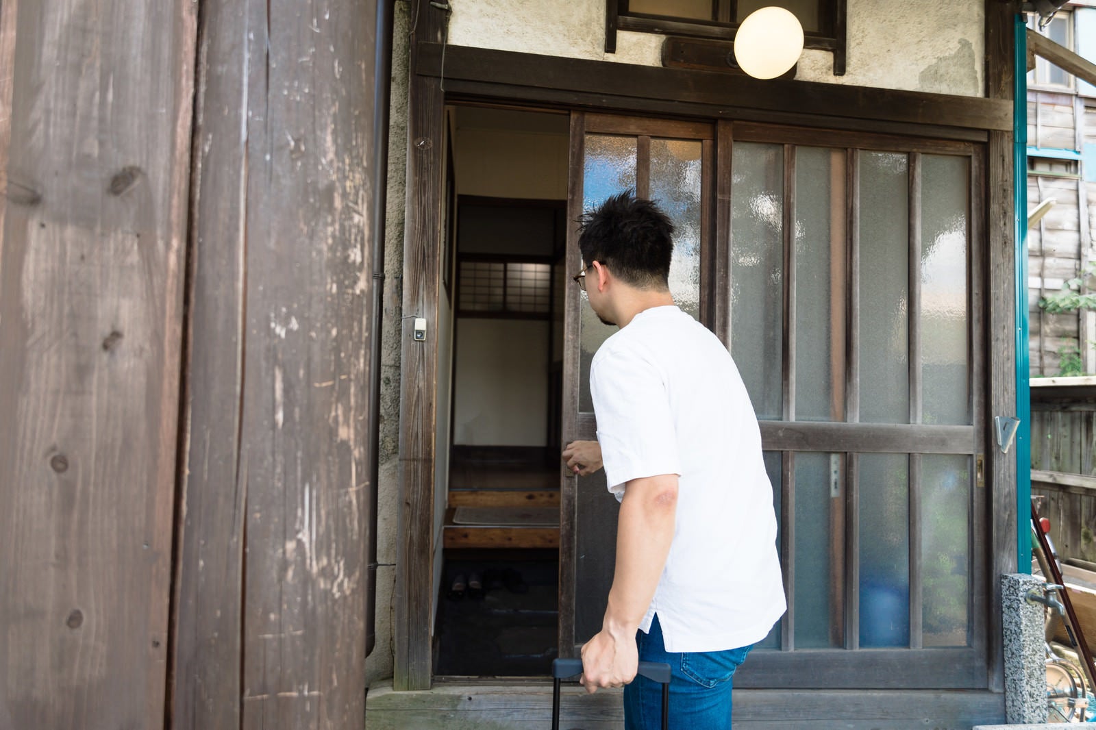 「古民家の玄関を開ける」の写真［モデル：Max_Ezaki］