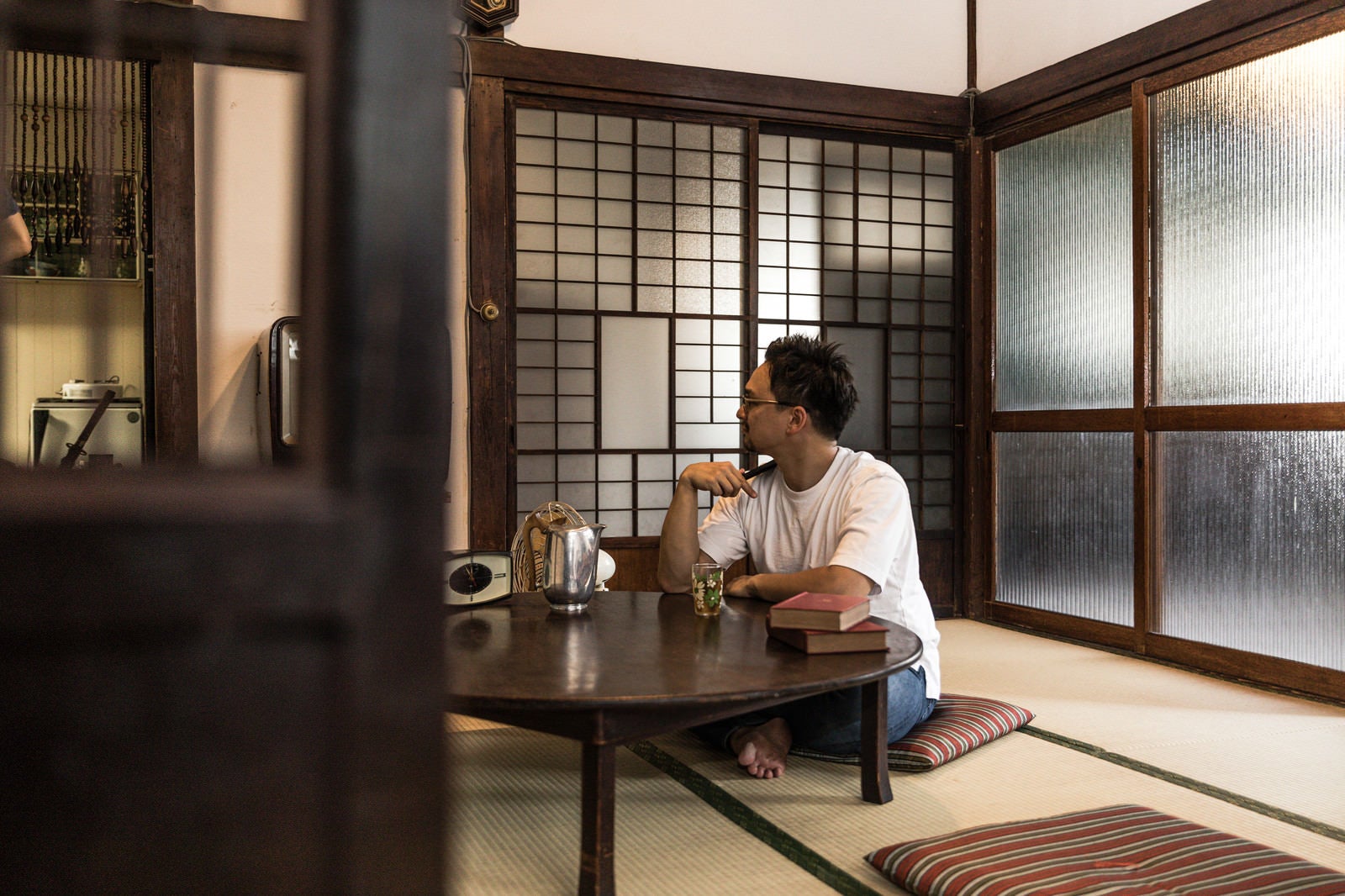 「日本の古民家に民泊中の外国人観光客」の写真［モデル：Max_Ezaki］