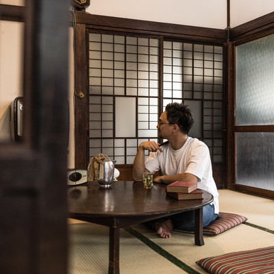 日本の古民家に民泊中の外国人観光客の写真