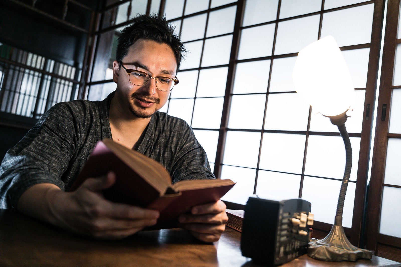 「古民家の書室で本を読む外国人（ドイツ人ハーフ）」の写真［モデル：Max_Ezaki］