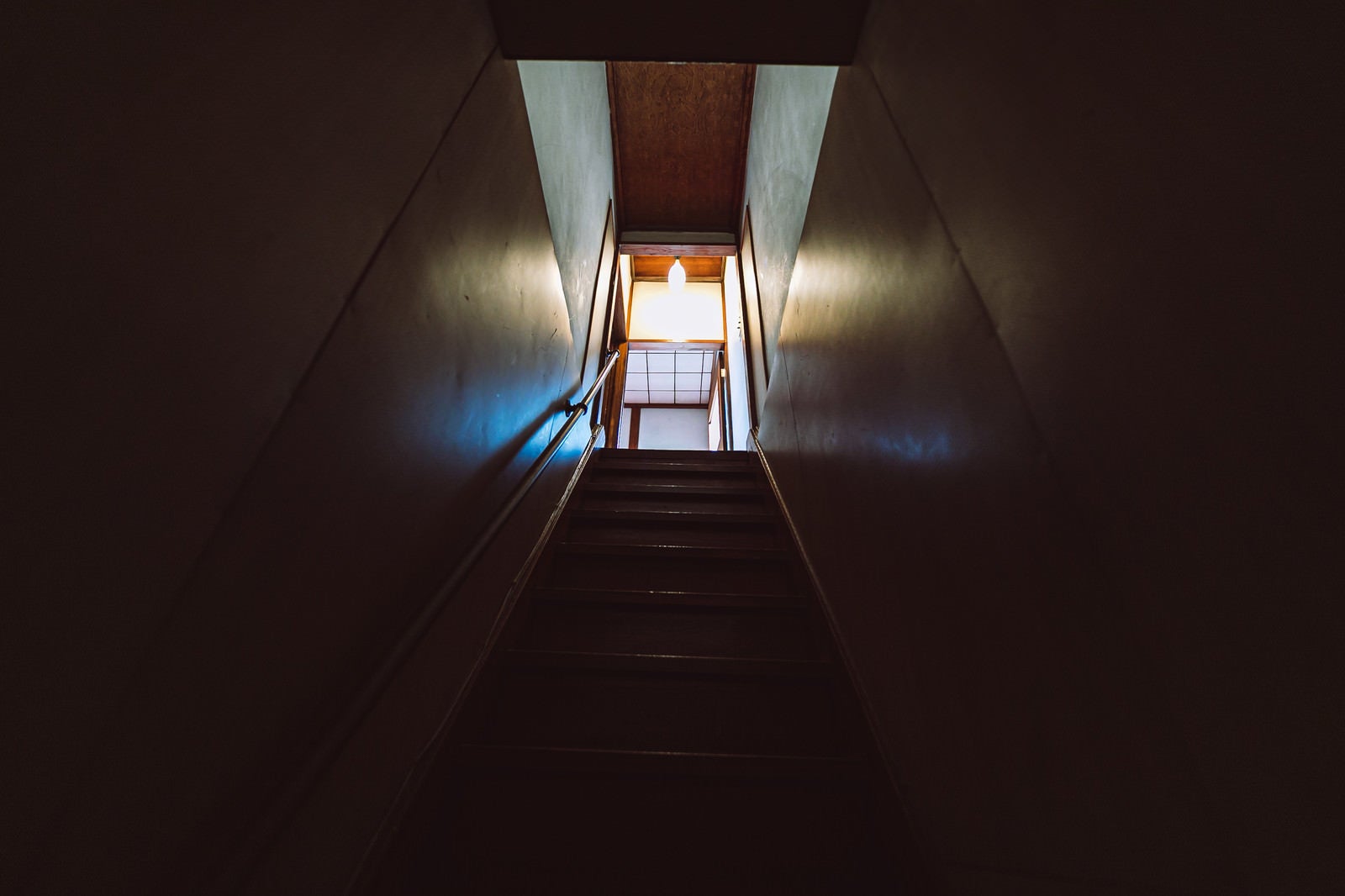 「ギシギシ音がする木造の2階へと上がる階段」の写真