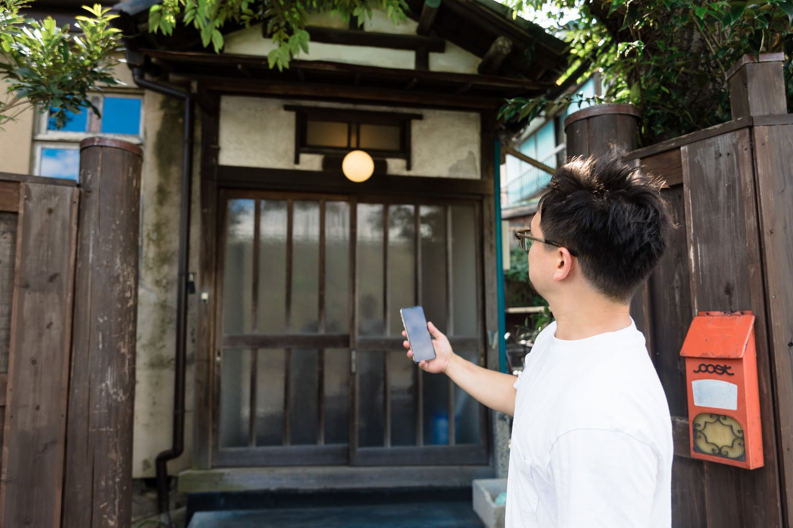 「シェアリングエコノミーサービスを使って日本の古民家に民泊予約した外国人観光客」の写真［モデル：Max_Ezaki］