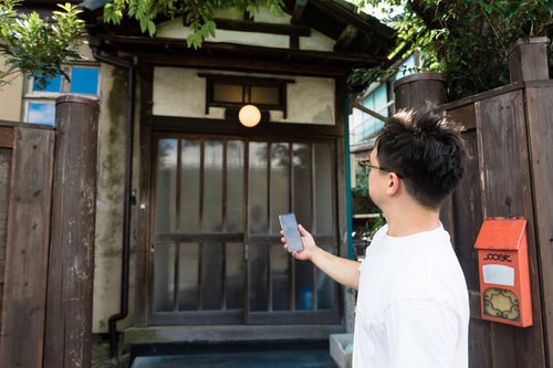 シェアリングエコノミーサービスを使って日本の古民家に民泊予約した外国人観光客の写真