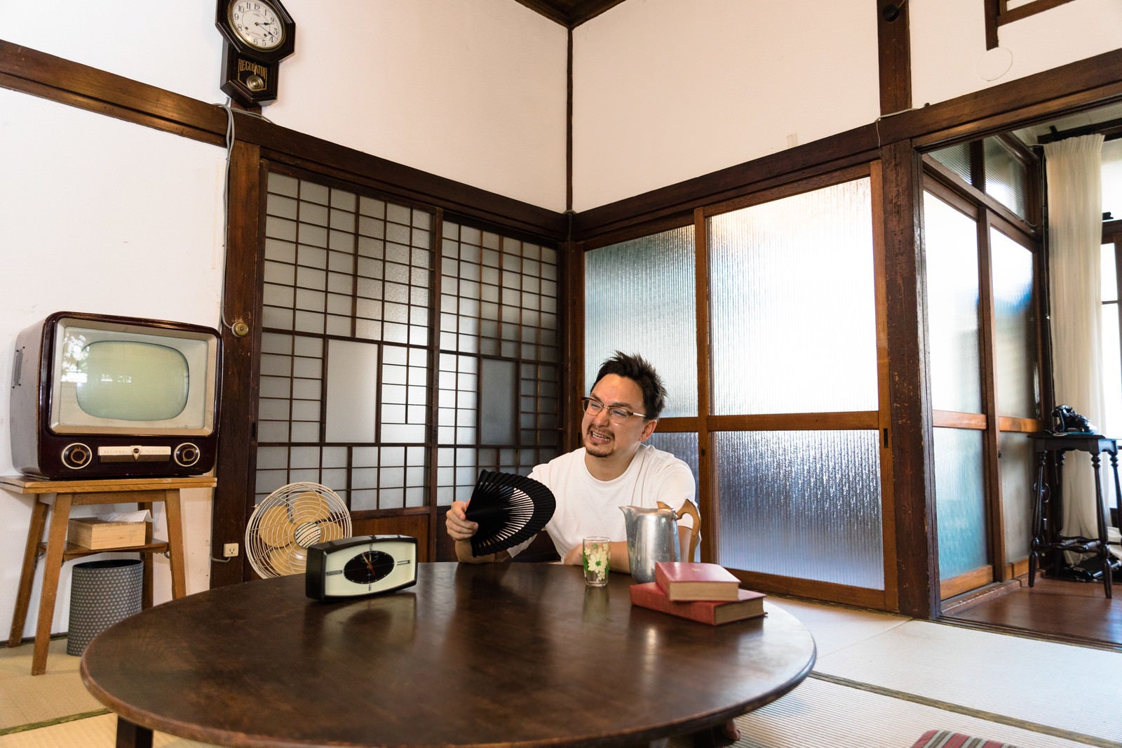 「日本の夏は暑いと古民家で過ごす外国人観光客」の写真［モデル：Max_Ezaki］