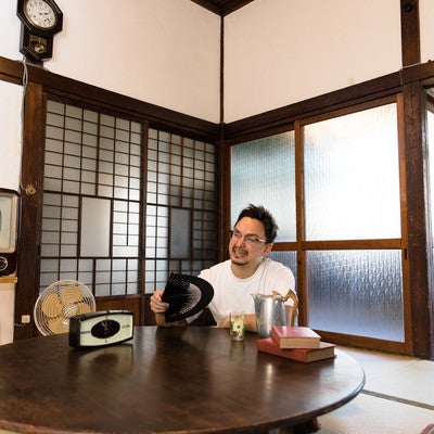 日本の夏は暑いと古民家で過ごす外国人観光客の写真