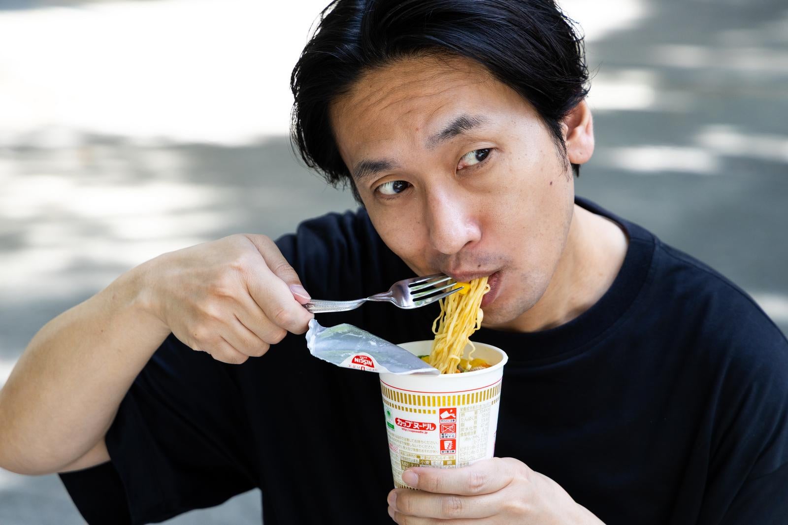 「麺と向かって文句言ってみろよ」の写真［モデル：大川竜弥］