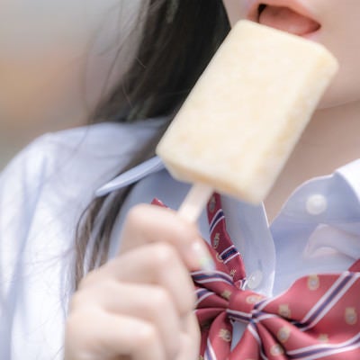 アイスを食べる女子高生の口元の写真
