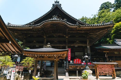 日本で最初の厄除け霊場と言われる奈良の岡寺の本堂の写真