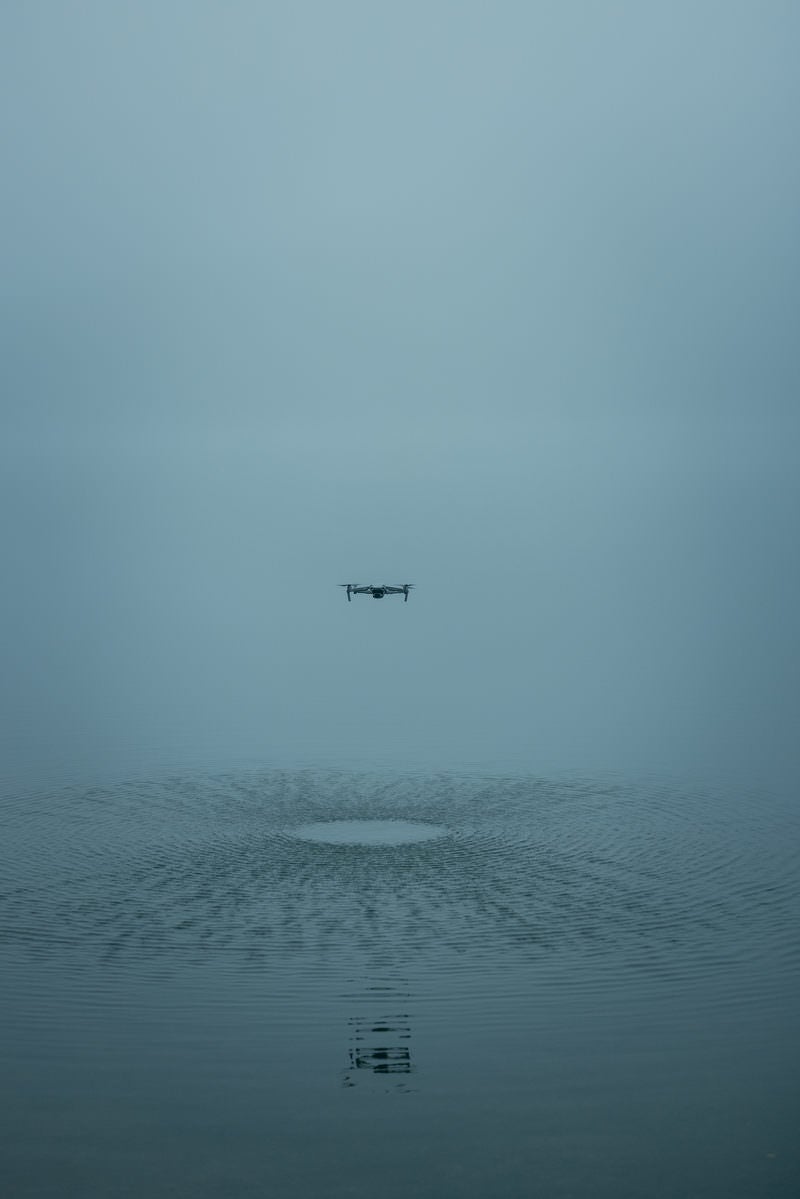 「水上で浮遊するドローン」の写真