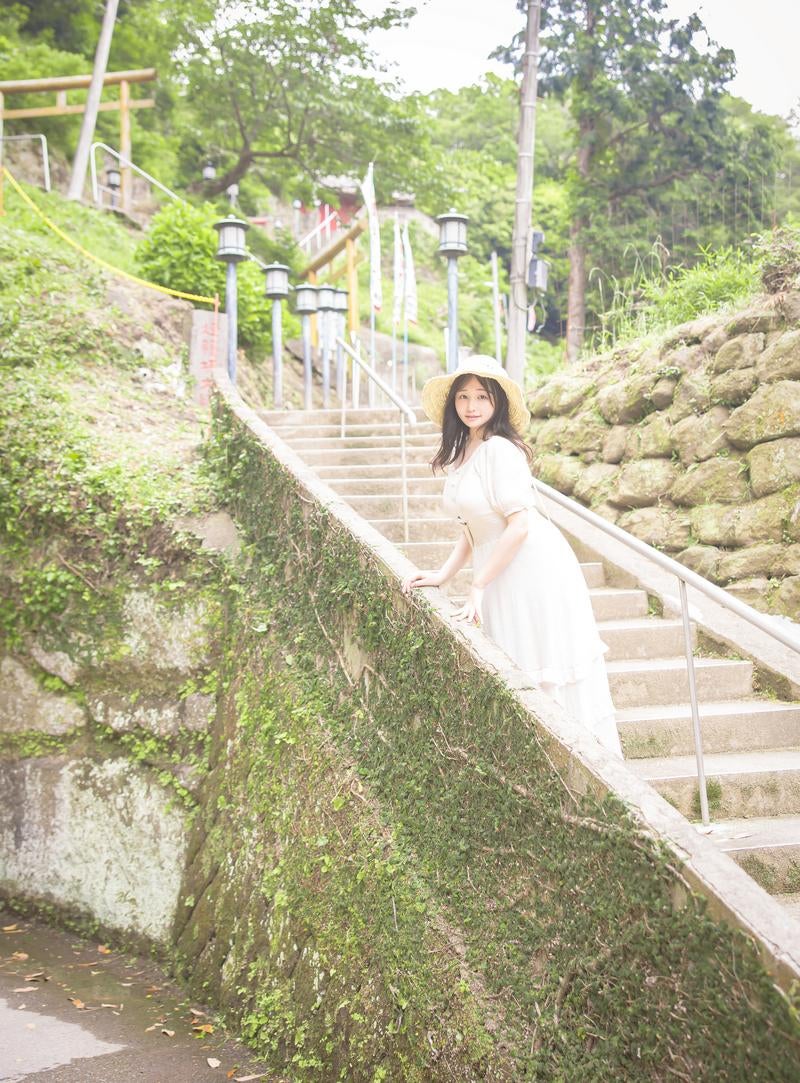 「東善寺に続く階段と女性」の写真［モデル：茜さや］
