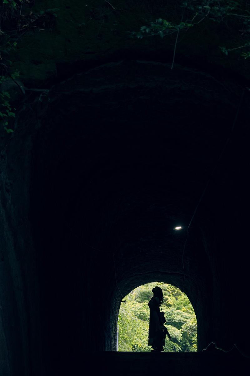 トンネルと女性のシルエットの写真