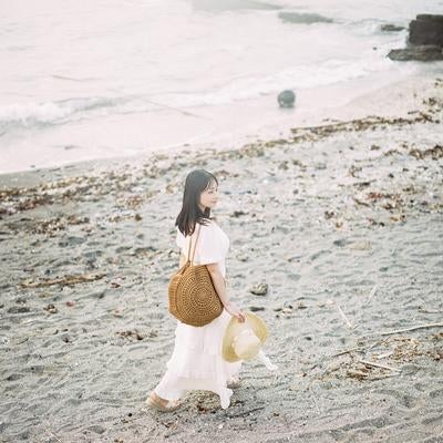 沖ノ島の海岸を歩く女性の写真