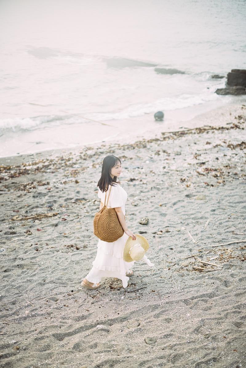 「沖ノ島の海岸を歩く女性」の写真［モデル：茜さや］