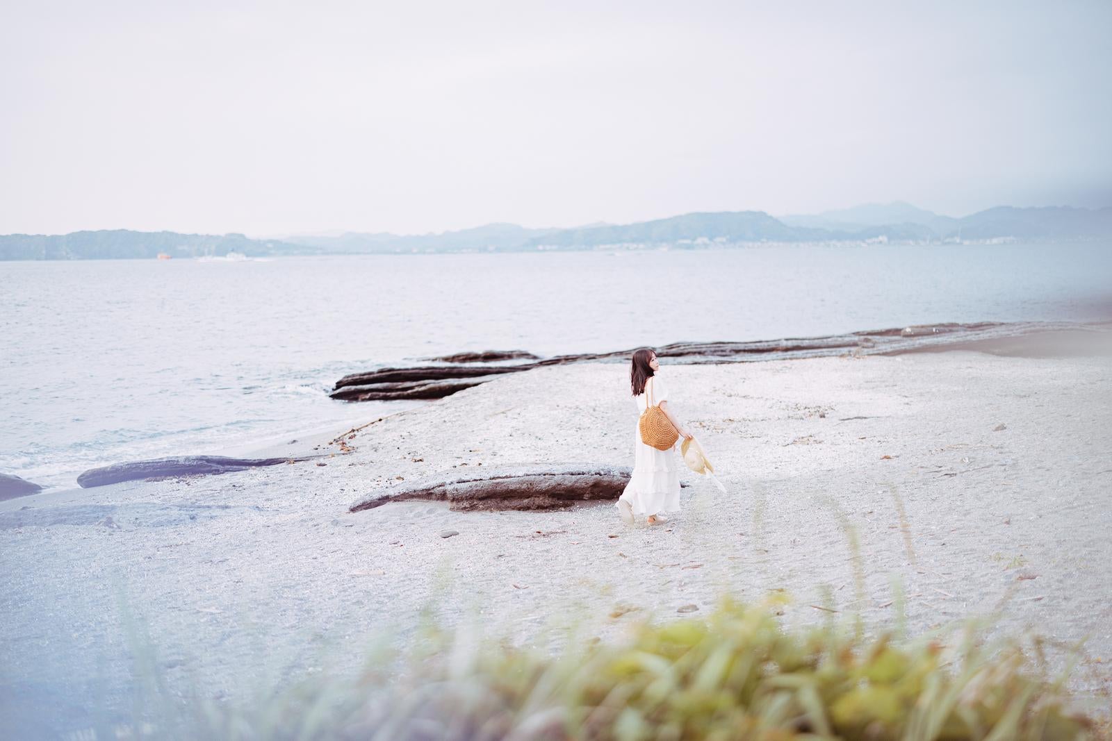 「沖ノ島（千葉県）のシェルビーチを散策する女性」の写真［モデル：茜さや］