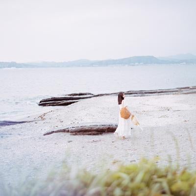 沖ノ島（千葉県）のシェルビーチを散策する女性の写真