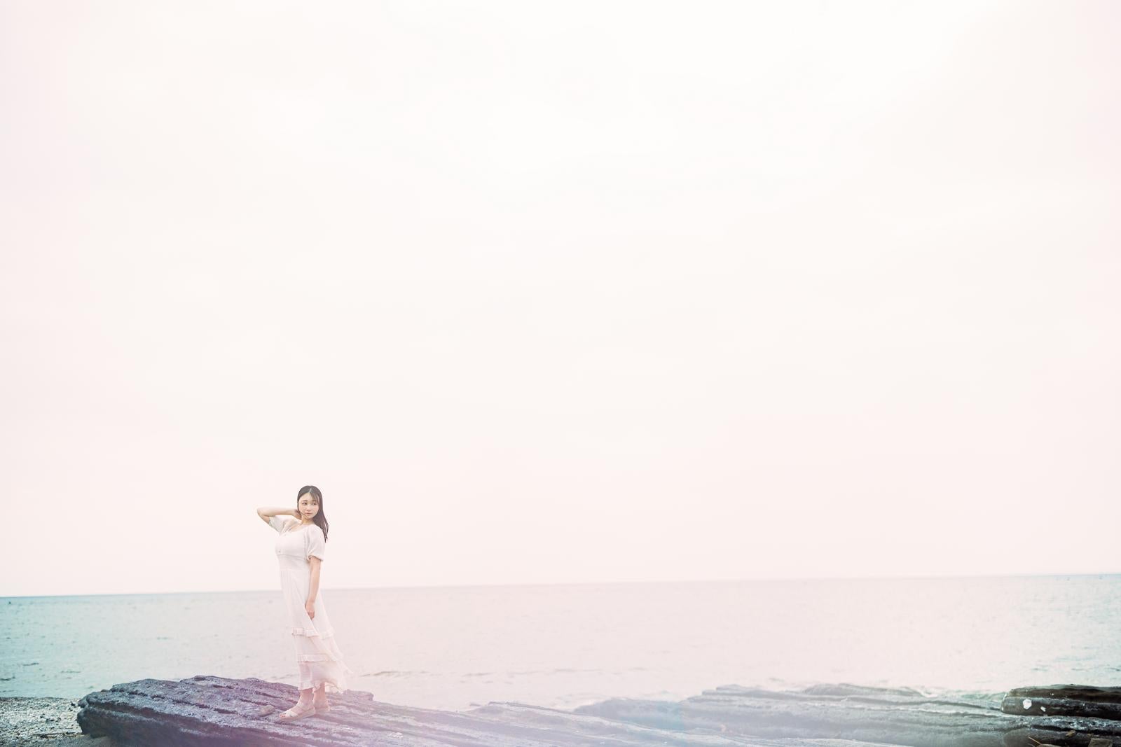 「沖ノ島の岩礁でポートレート」の写真［モデル：茜さや］
